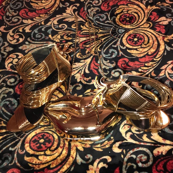 Gold muah clutch with gold shoes - Picture 3 of 7